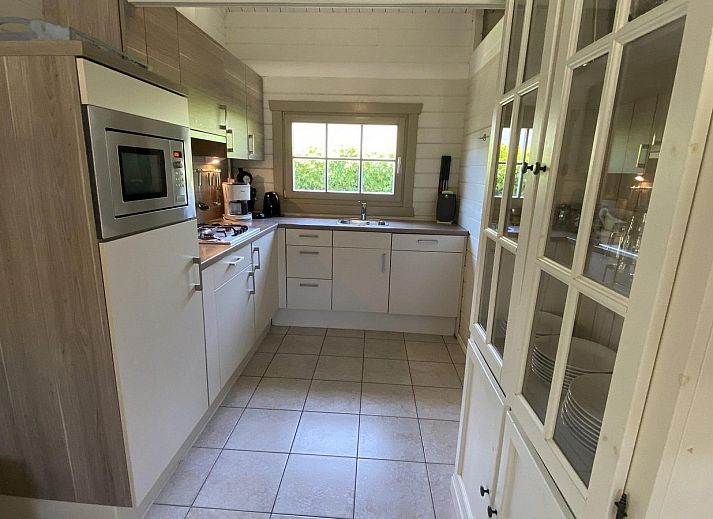 Gezellig terras bij VZ292 Chalet Sint-Annaland in Tholen, Zeeland met tuinmeubilair.