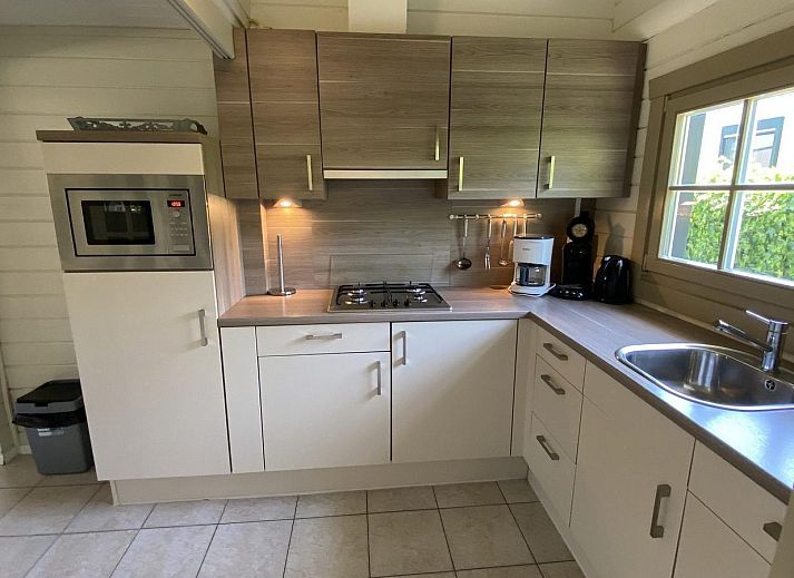 Gezellig terras bij VZ292 Chalet Sint-Annaland in Tholen, Zeeland met tuinmeubilair.