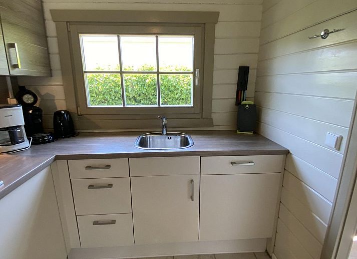 Gezellig terras bij VZ292 Chalet Sint-Annaland in Tholen, Zeeland met tuinmeubilair.