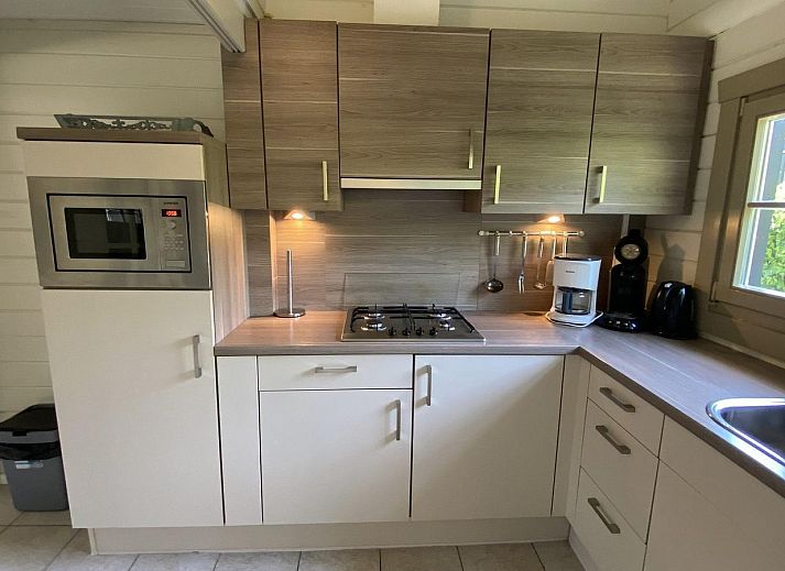 Gezellig terras bij VZ292 Chalet Sint-Annaland in Tholen, Zeeland met tuinmeubilair.