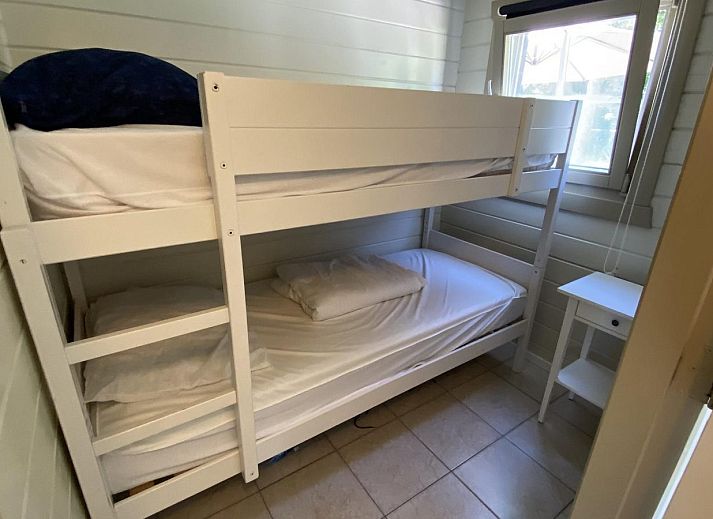 Terras met parasol bij VZ292 Chalet Sint-Annaland in Sint-Annaland, Zeeland.