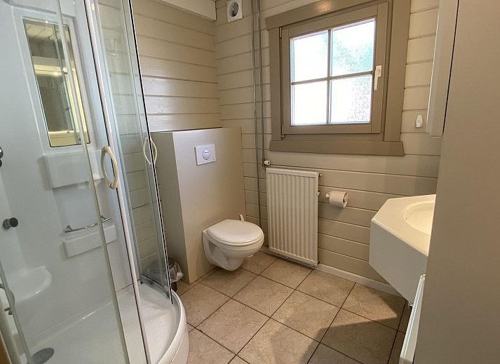 Terras met parasol bij VZ292 Chalet Sint-Annaland in Sint-Annaland, Zeeland.