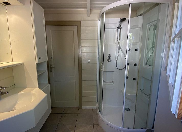 Terras met parasol bij VZ292 Chalet Sint-Annaland in Sint-Annaland, Zeeland.