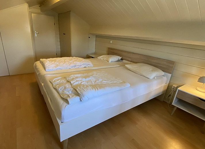 Terras met parasol bij VZ292 Chalet Sint-Annaland in Sint-Annaland, Zeeland.