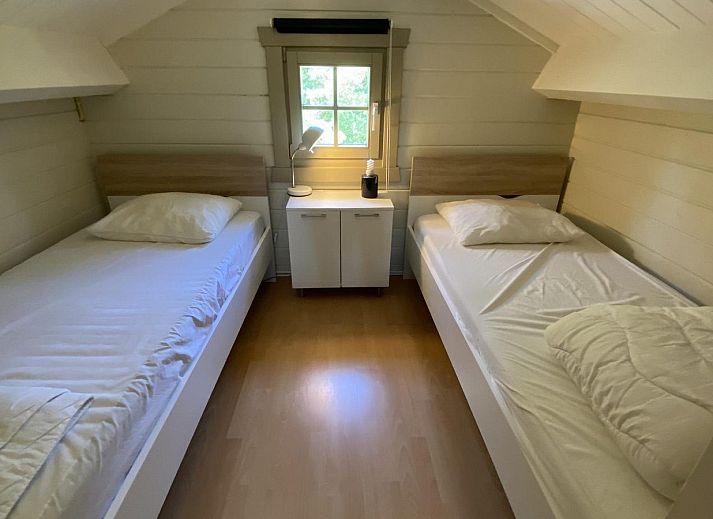 Tuin en schuur bij VZ292 Chalet Sint-Annaland in Tholen, Zeeland.