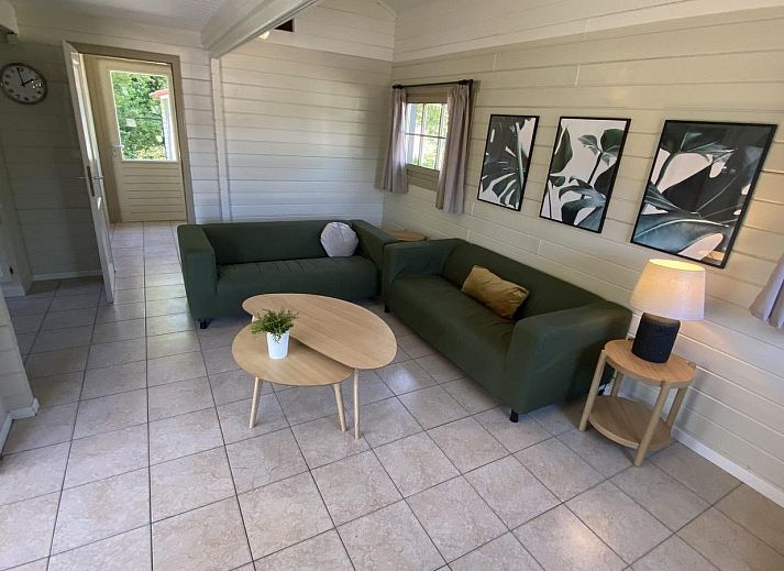 Tuin en schuur bij VZ292 Chalet Sint-Annaland in Tholen, Zeeland.