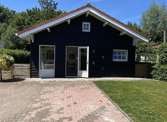 Tuin en schuur bij VZ292 Chalet Sint-Annaland in Tholen, Zeeland.