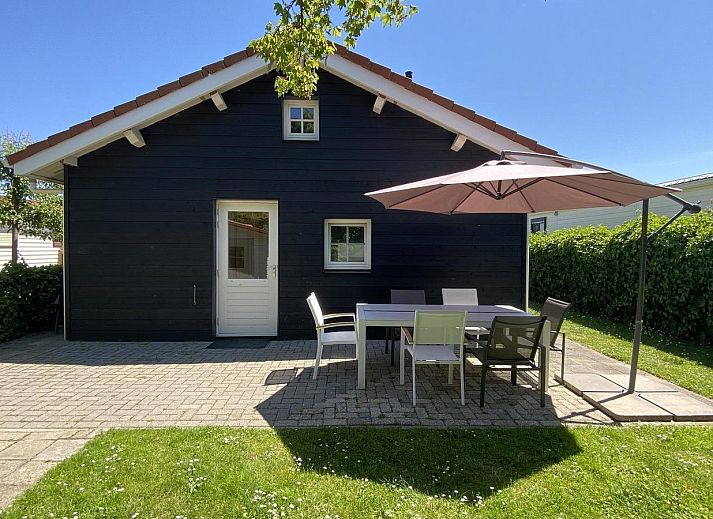 Eetkamer in VZ292 Chalet Sint-Annaland, Sint-Annaland, met veel lichtinval.