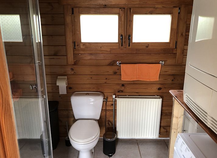 Modernes Badezimmer im Ferienhaus ZE1418, Sint-Annaland, mit Luxusdusche.
