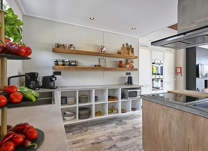 Buitenveranda van Casa Familia met grote tafel in Sint-Annaland, Tholen, Zeeland