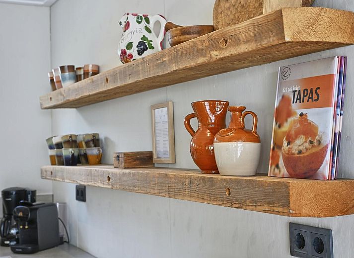 Buitenveranda van Casa Familia met grote tafel in Sint-Annaland, Tholen, Zeeland