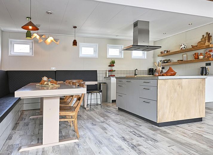 Buitenveranda van Casa Familia met grote tafel in Sint-Annaland, Tholen, Zeeland