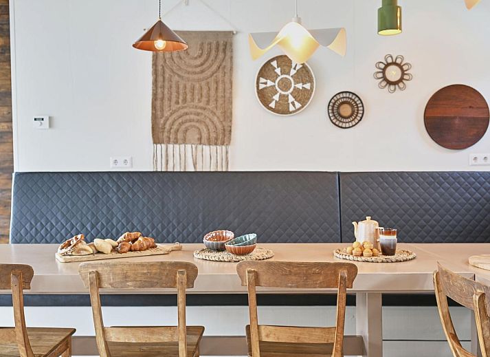 Buitenveranda van Casa Familia met grote tafel in Sint-Annaland, Tholen, Zeeland