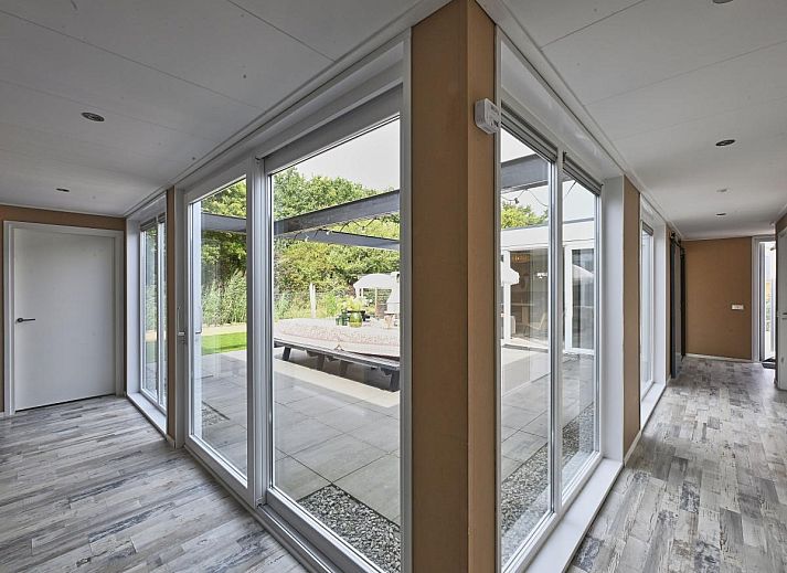 Buitenveranda van Casa Familia met grote tafel in Sint-Annaland, Tholen, Zeeland