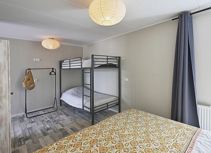 Slaapkamer met stijlvol interieur in Casa Familia, Sint-Annaland, Tholen, Zeeland