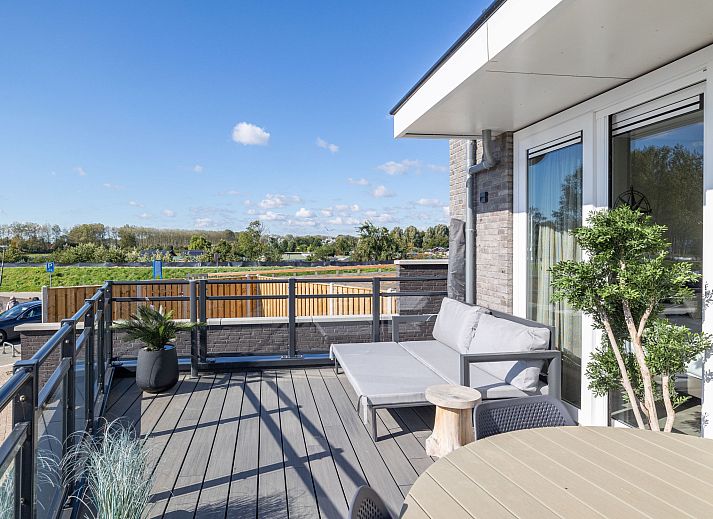 Terrasse des Appartements Vista Maris Somaris in Sint-Annaland mit Blick auf den Jachthafen, Tholen, Zeeland