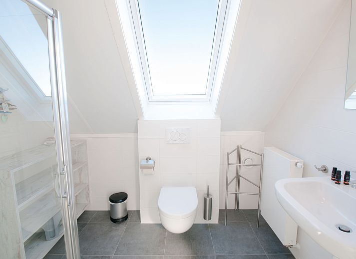 Aerial view of Oesterdam Resort in Tholen, Zeeland with waterfront vacation homes.