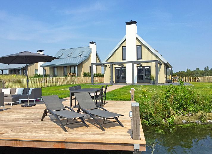 Vakantiehuis Oesterdam Resort in Tholen met ruime veranda en uitzicht op het water, perfect voor ontspanning in Zeeland.
