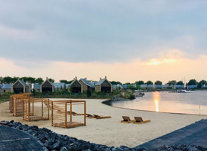 Vakantiehuis Oesterdam Resort in Tholen met ruime veranda en uitzicht op het water, perfect voor ontspanning in Zeeland.