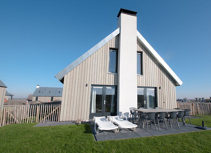 Luchtfoto van Vakantiehuis Oesterdam Resort in Tholen, Zeeland, met prachtig uitzicht op het meer en groene omgeving.
