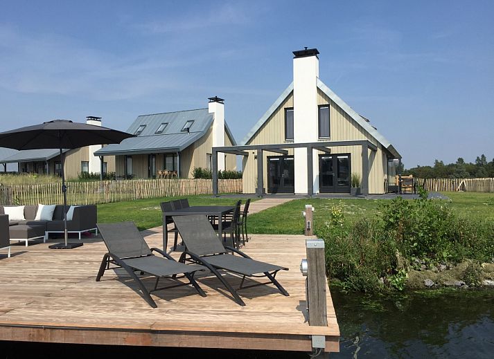 Stijlvolle badkamer met regendouche in Vakantiehuis Oesterdam Resort, Tholen, Zeeland, voor ultiem comfort.