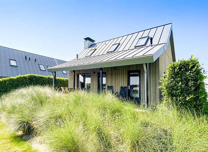 Vakantiehuis Oesterdam Resort in Tholen, Zeeland met moderne architectuur en groene omgeving.
