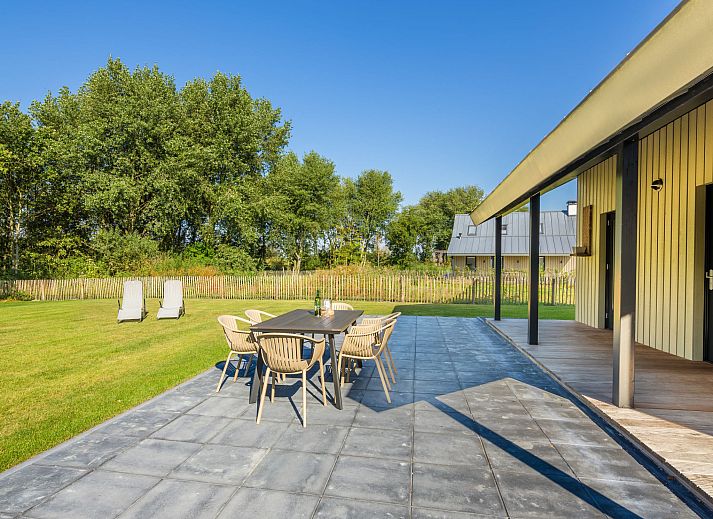 Vakantiehuis Oesterdam Resort in Tholen, Zeeland met moderne architectuur en groene omgeving.