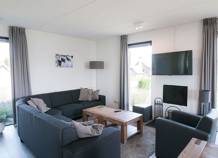 Strand en water bij Vakantiehuis Oesterdam Resort in Tholen, Zeeland bij zonsondergang.