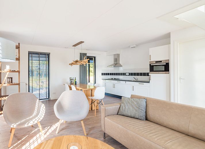 Stijlvolle woonkamer in Vakantiehuis Oesterdam Resort in Tholen, Zeeland met open keuken.