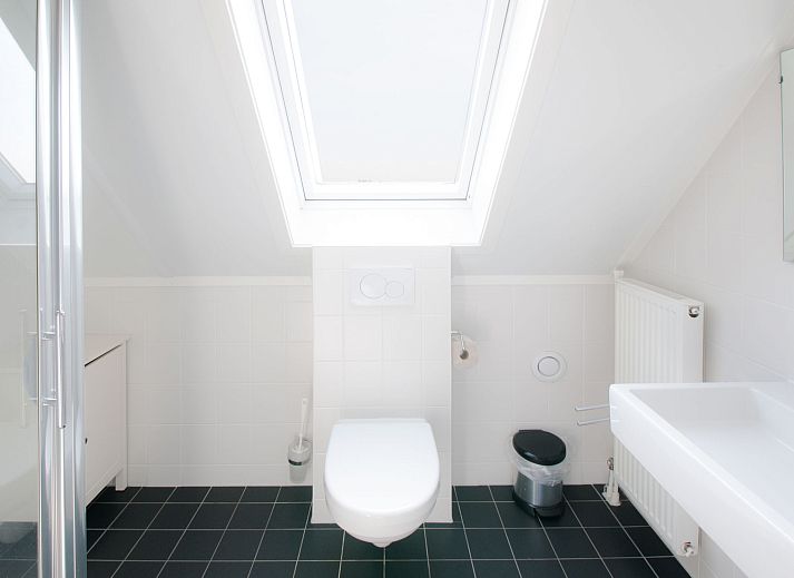 Stijlvolle woonkamer in Vakantiehuis Oesterdam Resort in Tholen, Zeeland met open keuken.