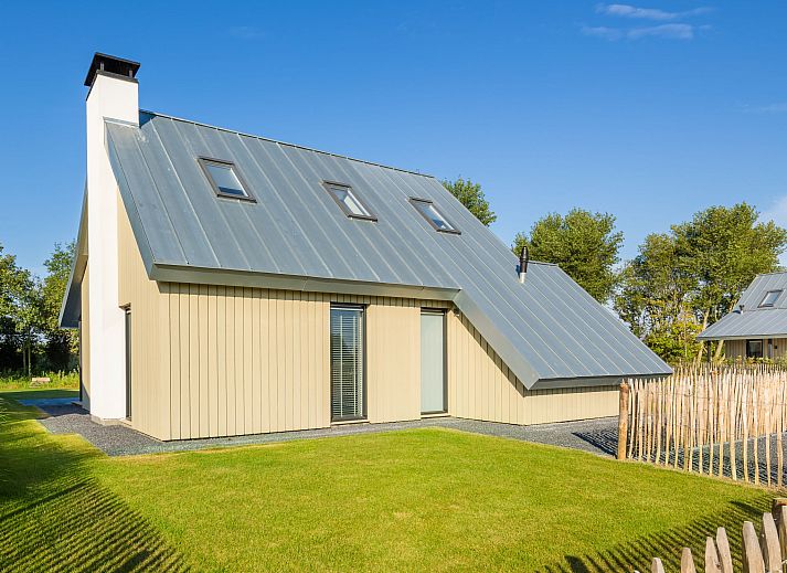 Stijlvolle woonkamer in Vakantiehuis Oesterdam Resort in Tholen, Zeeland met open keuken.