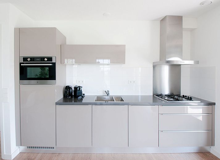 Stijlvolle woonkamer in Vakantiehuis Oesterdam Resort in Tholen, Zeeland met open keuken.