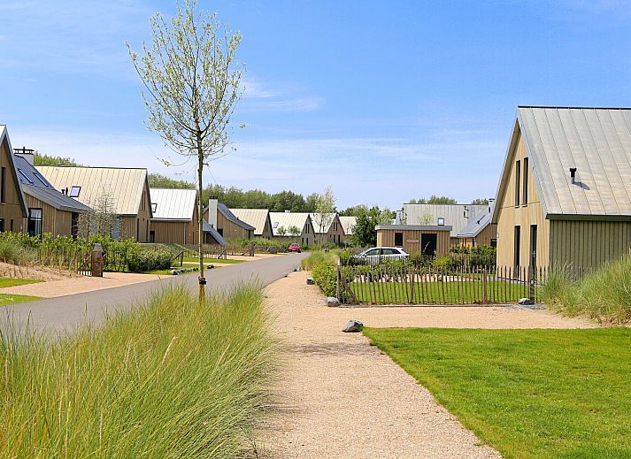 Stijlvolle woonkamer in Vakantiehuis Oesterdam Resort in Tholen, Zeeland met open keuken.