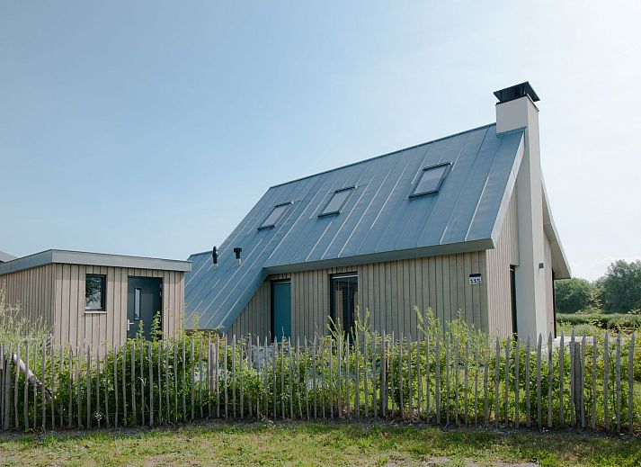 Ruim terras van Vakantiehuis Oesterdam Resort in Tholen, Zeeland met uitzicht op de natuur.