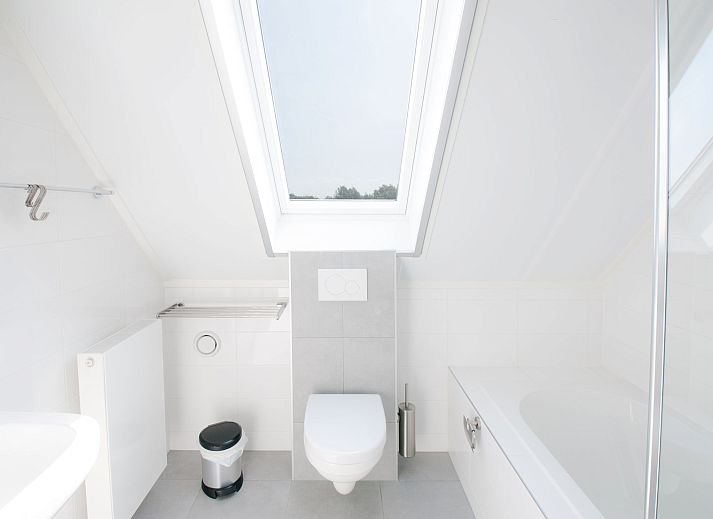 Comfortabele slaapkamer in Vakantiehuis Oesterdam Resort in Tholen, Zeeland met dakraam.