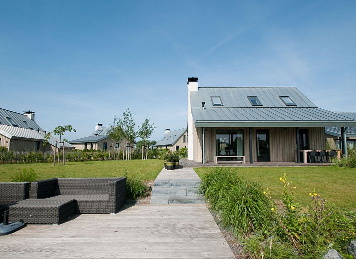 Comfortabele slaapkamer in Vakantiehuis Oesterdam Resort in Tholen, Zeeland met dakraam.