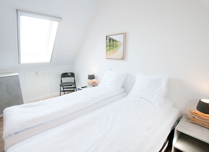 Comfortabele slaapkamer in Vakantiehuis Oesterdam Resort in Tholen, Zeeland met dakraam.