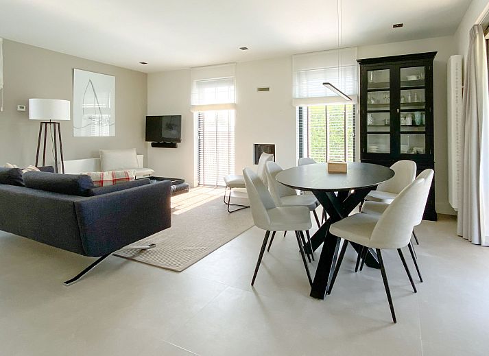 Comfortabele slaapkamer in Vakantiehuis Oesterdam Resort in Tholen, Zeeland met dakraam.