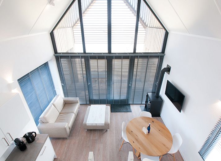 Ferienhaus Oesterdam Resort in Tholen, Zeeland, mit Wasserblick und einer modernen Veranda.