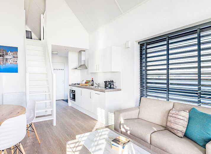 Ferienhaus Oesterdam Resort in Tholen, Zeeland, mit Wasserblick und einer modernen Veranda.