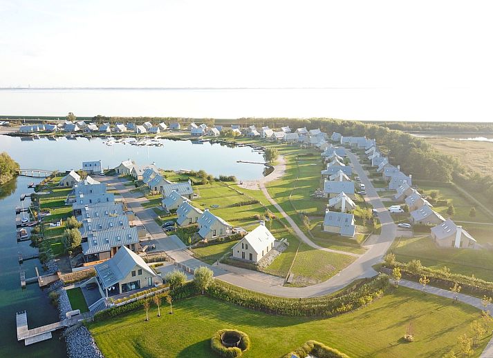 Ferienhaus Oesterdam Resort in Tholen, Zeeland, mit Wasserblick und einer modernen Veranda.