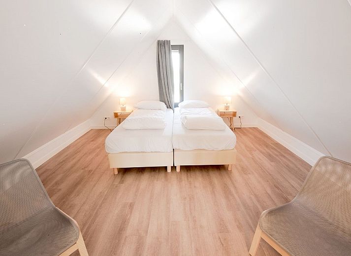 Helles Wohnzimmer und Kueche im Ferienhaus Oesterdam Resort, Tholen, Zeeland.