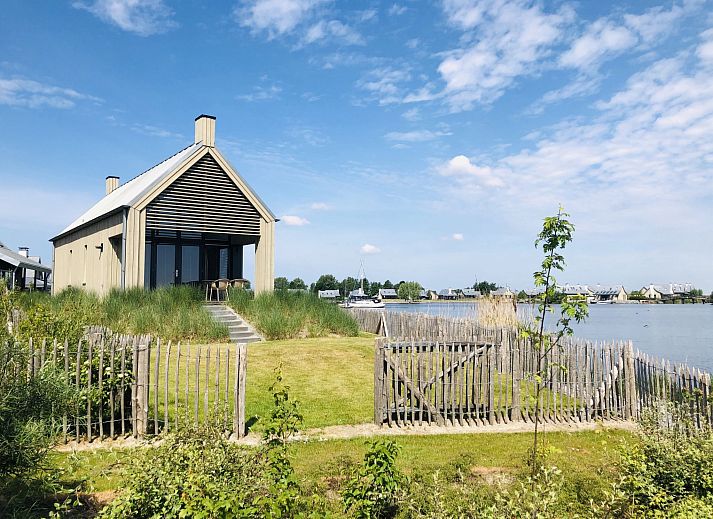 Luftaufnahme des Oesterdam Resort in Tholen, Zeeland, mit Ferienhaeusern am Wasser.