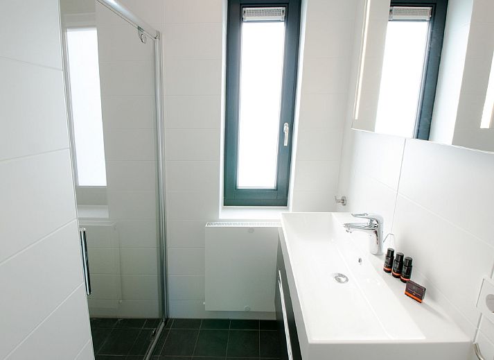 Luftaufnahme des Oesterdam Resort in Tholen, Zeeland, mit Ferienhaeusern am Wasser.