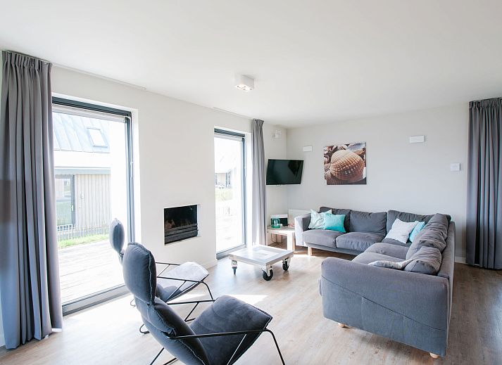 Vacation home Oesterdam Resort in Tholen with sunny terrace and green surroundings.