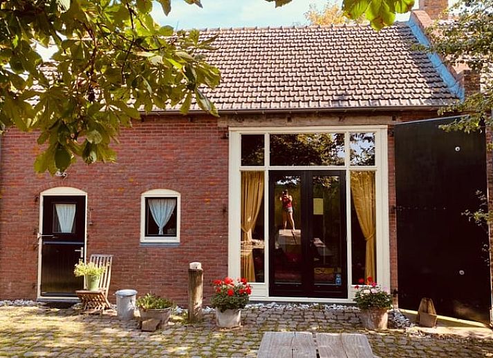 Wanderweg durch die gruene Umgebung bei Huisje in Stavenisse, Ferienhaus in Tholen, Zeeland.