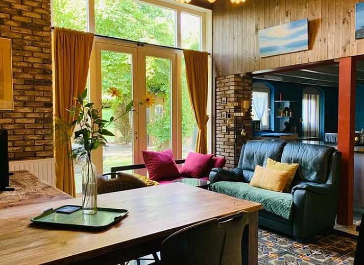 Wanderweg durch die gruene Umgebung bei Huisje in Stavenisse, Ferienhaus in Tholen, Zeeland.