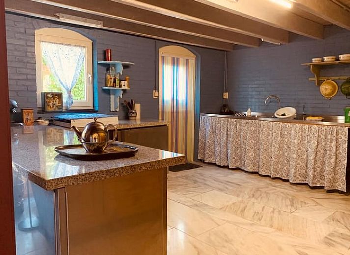 Traditionelle Puppe am Fenster mit Blick auf den Garten, Cottage in Stavenisse, Ferienhaus in Zeeland.