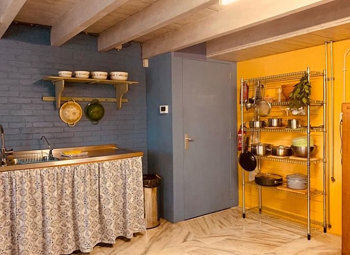 Traditionelle Puppe am Fenster mit Blick auf den Garten, Cottage in Stavenisse, Ferienhaus in Zeeland.