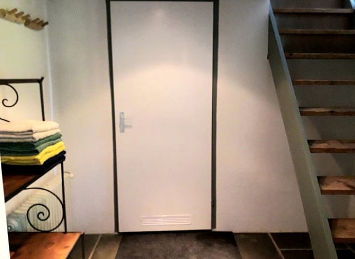 Charmanter Aussenbereich des Huisje in Stavenisse, Ferienhaus in Tholen, Zeeland mit Blumentoepfen.